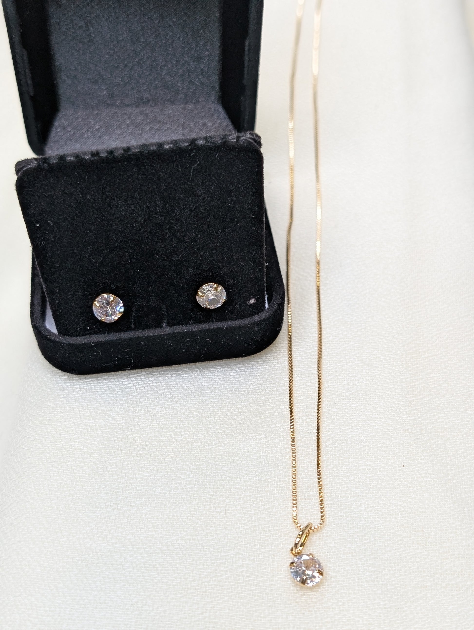 Goldene Halskette & Ohrring