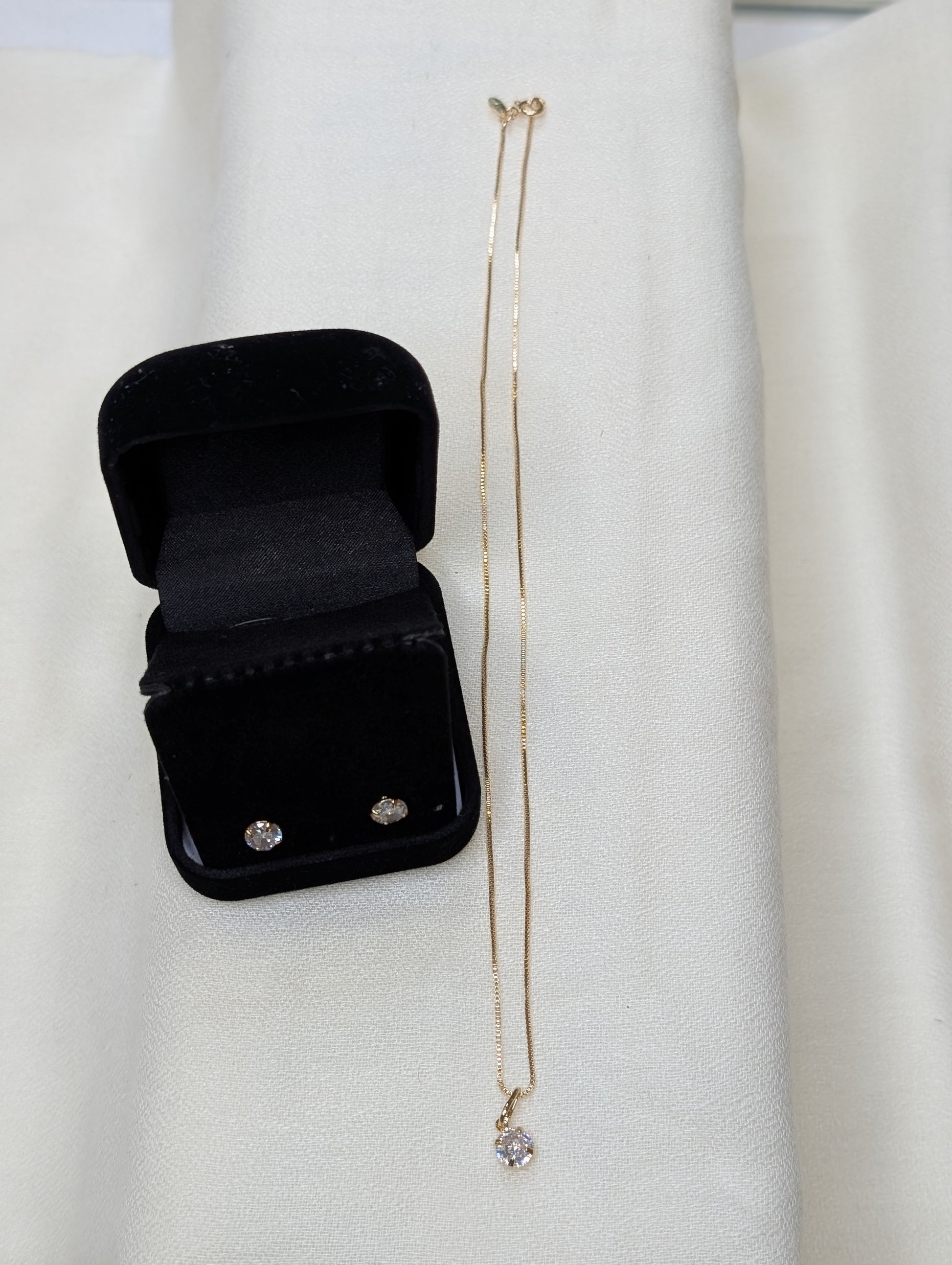 Goldene Halskette & Ohrring